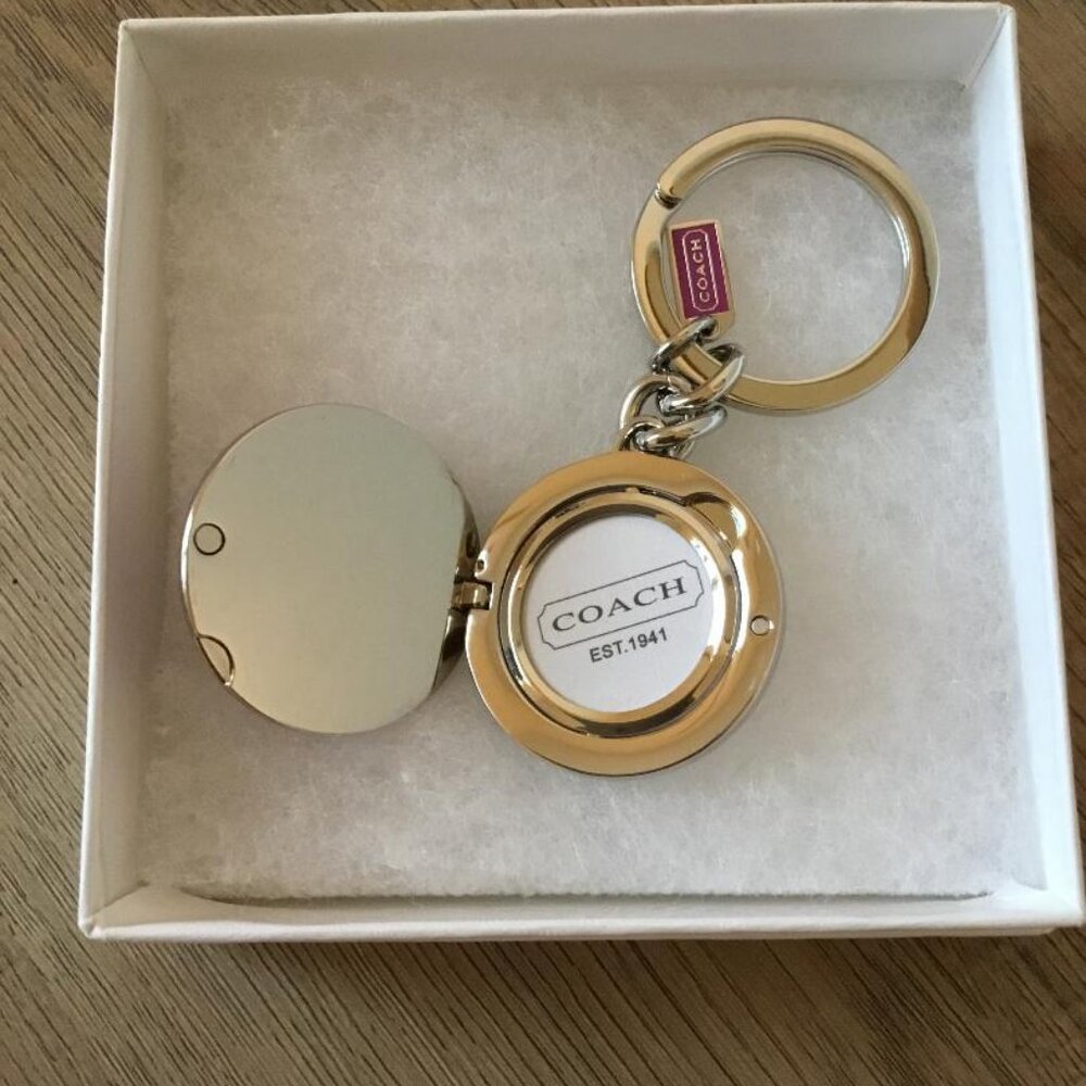 Coach Poppy Locket Purple w/Silver Keychain, Bag Charm and Purple Hang Tag NWOT - Picture 6 of 6